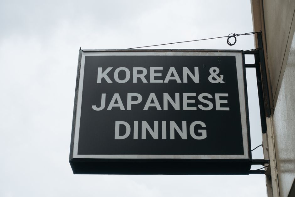 한글로 '거주자 우선주차'라고 명확히 표시된 주차 표지판