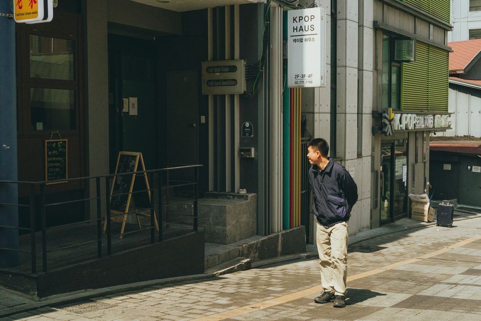 건강보험료 절감 전략을 고민하며 그래프를 보는 사람의 모습