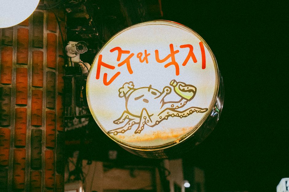 농어촌 지역을 방문한 달리는 국민신문고 차량과 상담하는 모습
