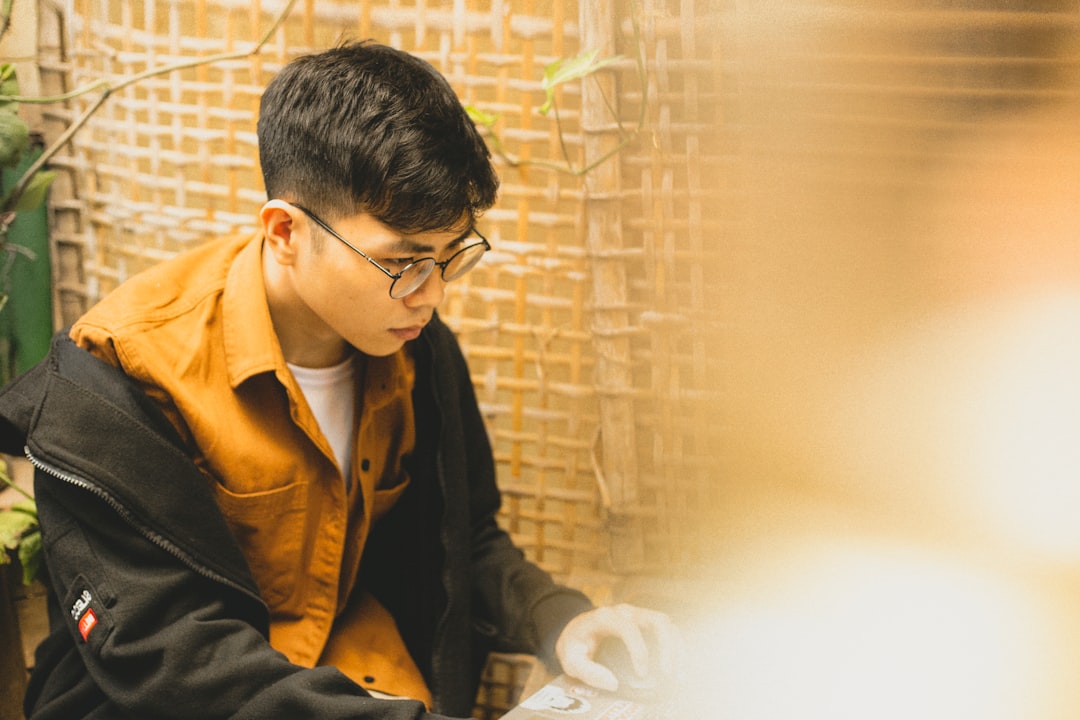 긴급복지지원 신청 서류를 확인하는 모습, 온라인 신청을 암시