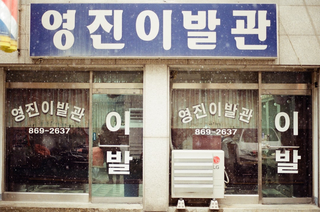 2026년 노인 장기요양등급 신청 및 혜택에 대한 글의 대표 이미지, 요양보호사의 따뜻한 돌봄을 받는 노인의 모습