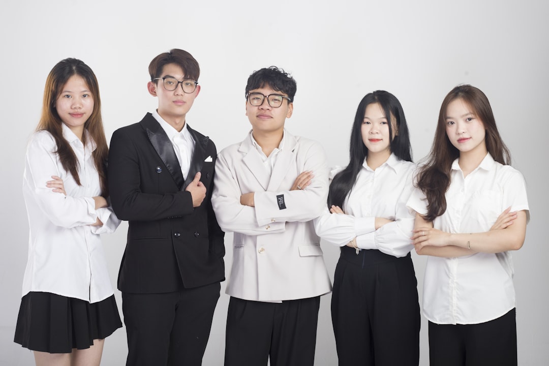 다문화 가족 부모들이 가족센터에서 상담 및 교육 프로그램에 참여하는 모습.