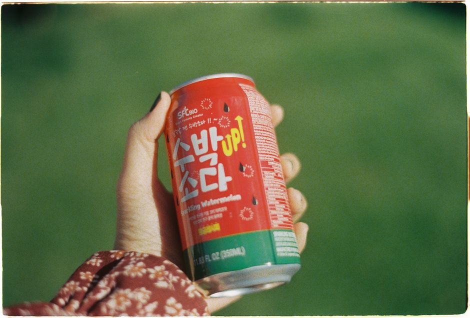 돈과 계산기, 세금 서류가 놓인 테이블 위에서 부모의 손이 자녀 양육비에 대한 세금 혜택을 계산하는 모습.