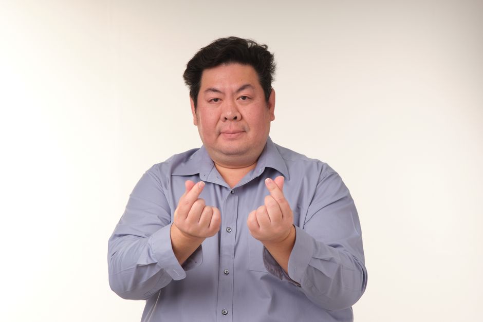 은행 창구에서 한 사람이 스마트폰의 모바일 주민등록증으로 신분 확인을 하는 모습입니다.