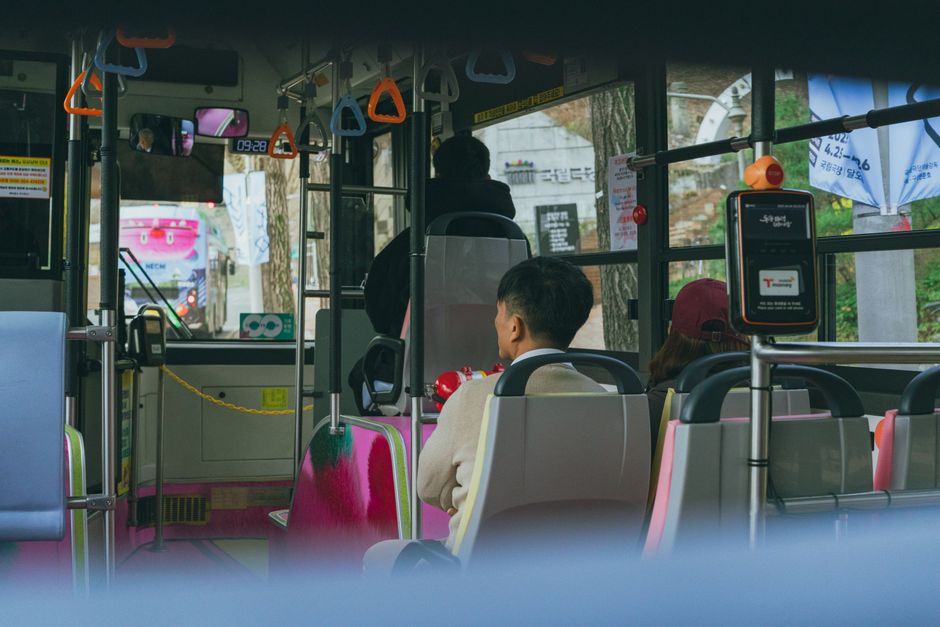 방충망 안쪽에 신문지를 대고 물을 뿌려 청소하는 모습