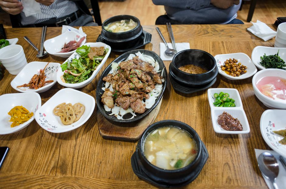 에어프라이어로 조리된 바삭한 야채와 로스트 치킨 요리