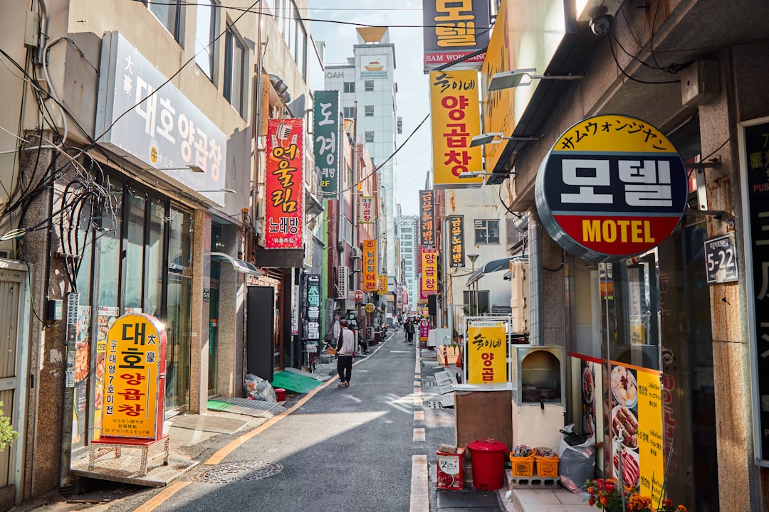 시스템 행거를 활용하여 깔끔하게 정리된 옷장 내부 모습. 옷걸이에 걸린 옷과 서랍에 수납된 옷들이 정돈되어 있다.