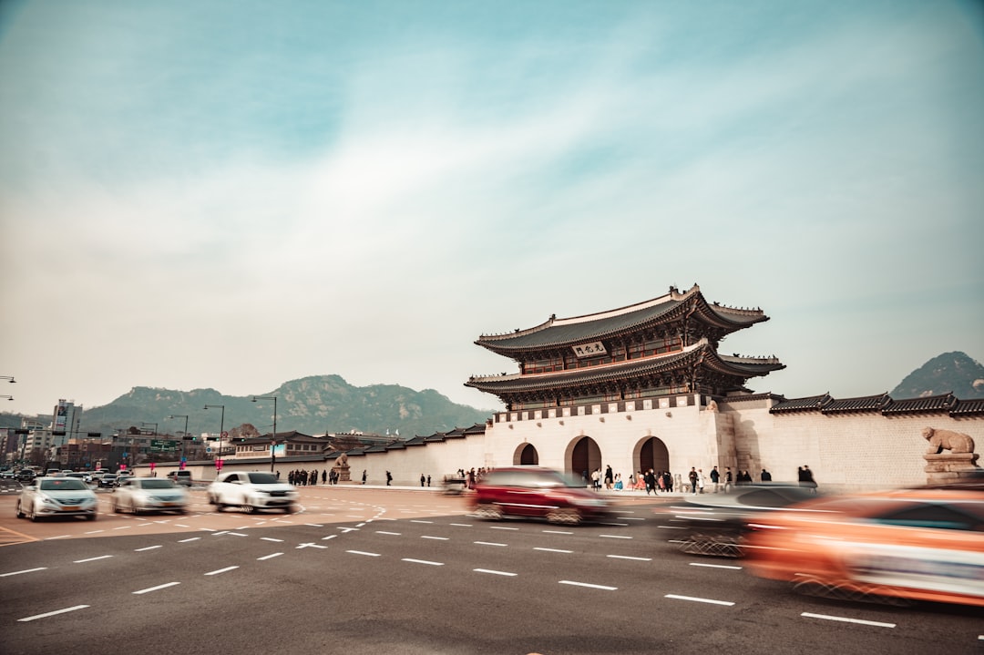 2026년 변경된 운전면허 적성검사 및 갱신 제도 안내 이미지를 들고 있는 사람