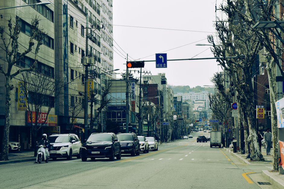 환경개선부담금 조회 및 납부를 보여주는 디지털 인터페이스와 친환경 자동차 이미지