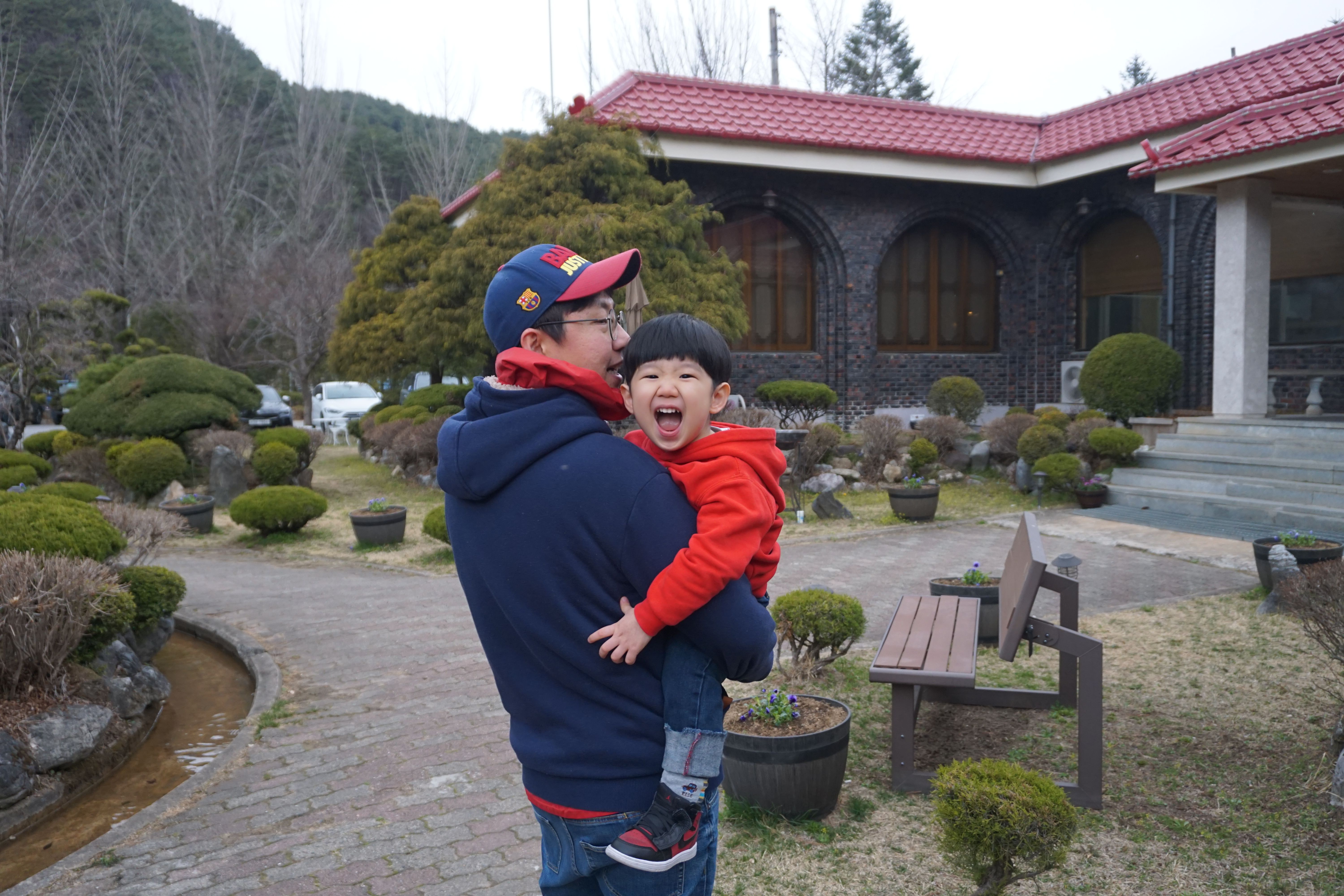 전기요금 고지서를 살펴보며 전기세 절약을 고민하는 가족의 모습