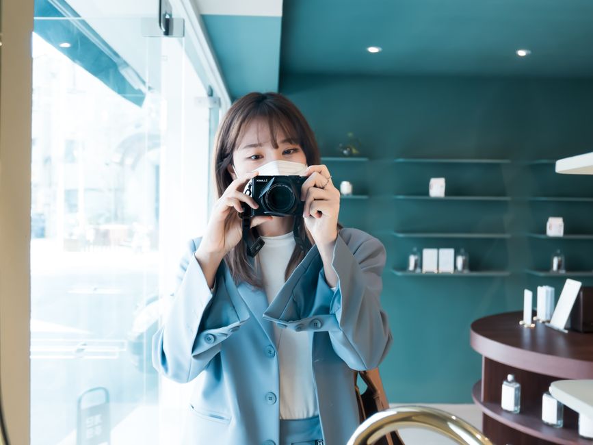 부동산 임대차 계약서를 신중하게 검토하는 사람의 손