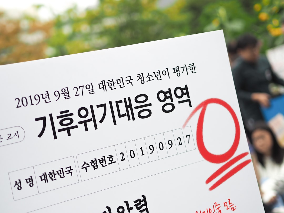 이사 후 14일 이내 전입신고 기한과 과태료 부과 가능성을 시각적으로 표현한 아이콘 일러스트.