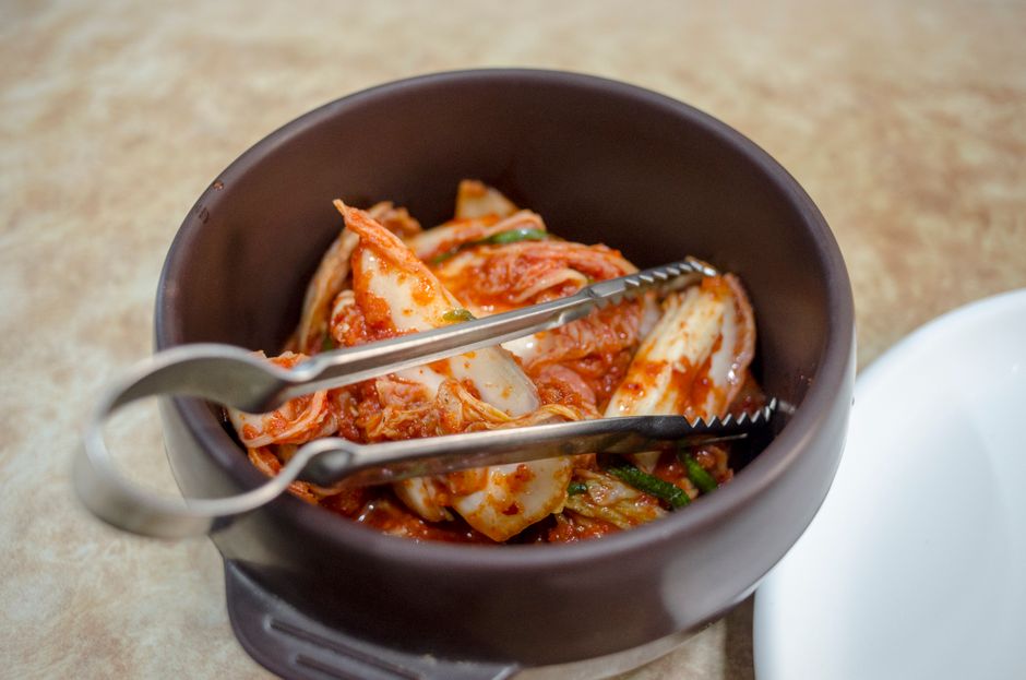 전자레인지 안에 놓인 마른 커피 찌꺼기와 레몬 조각.