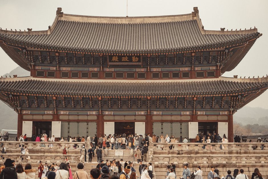 옷장과 신발장에 제습제를 안전하게 비치하는 모습