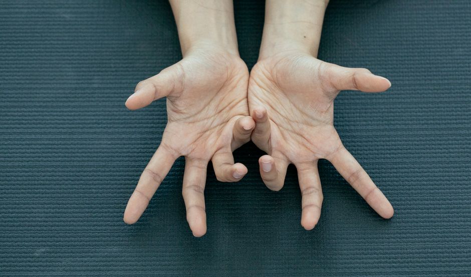 스마트폰 화면에 지방세 환급 완료 알림 메시지가 뜬 모습. 손가락으로 화면을 가리키며 쉽게 조회 및 신청이 가능함을 시사합니다.