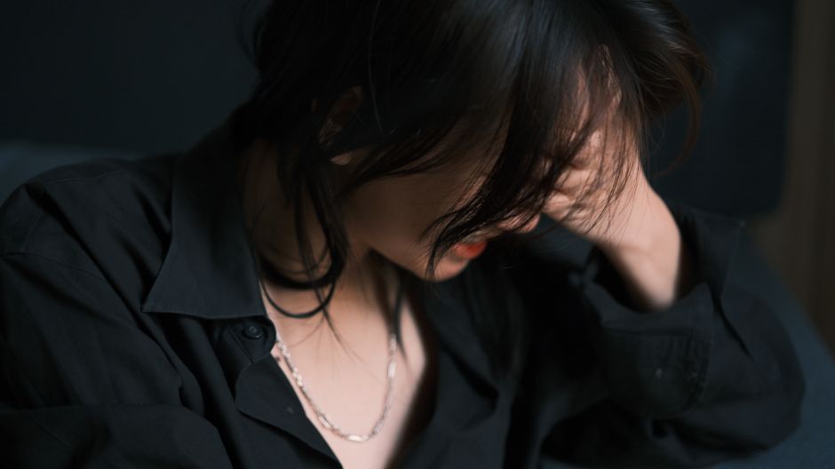 커튼을 레일에서 조심스럽게 분리하는 모습.