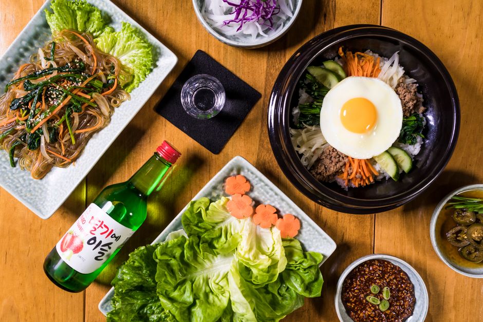 투명 밀폐 용기, 회전 선반, 수납 바구니 등 다양한 펜트리 정리 도구들