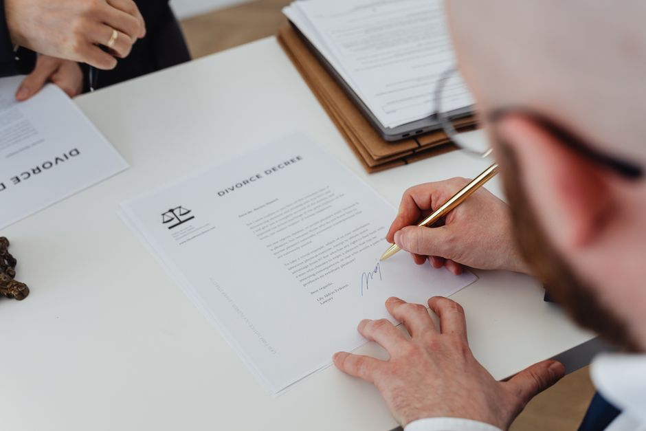 테이블 위에 놓인 표준 근로계약서 양식과 펜, 계산기 이미지