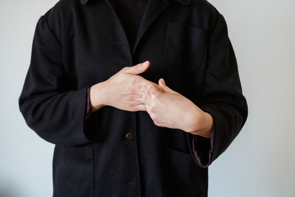 근로계약서에 서명하는 손의 클로즈업