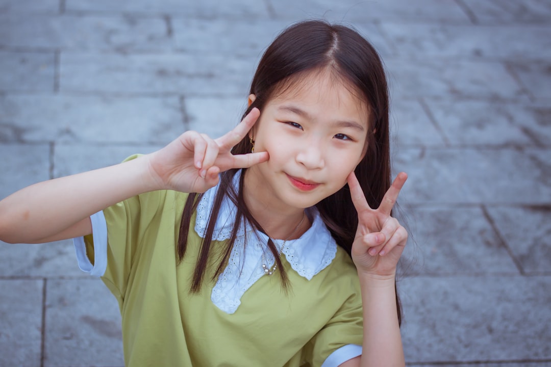 부모의 손이 아이의 손을 다정하게 잡고 있는 모습으로, 복지 정책 서류와 컴퓨터 화면을 배경으로 하여 한부모 가족에 대한 따뜻한 지원을 상징합니다.