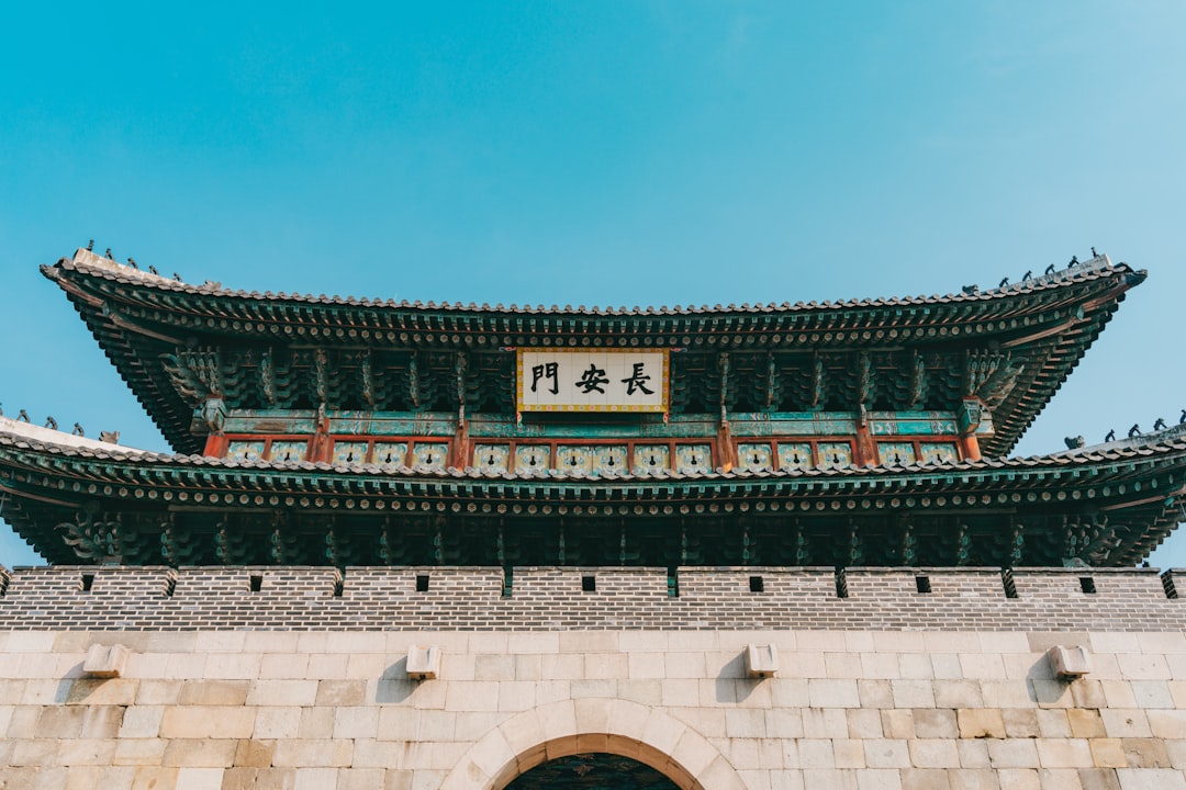 성장하는 화살표와 통화 기호를 포함한 인포그래픽으로, 한부모 가족을 위한 재정 지원 증가와 혜택 비교를 명확하게 보여줍니다.