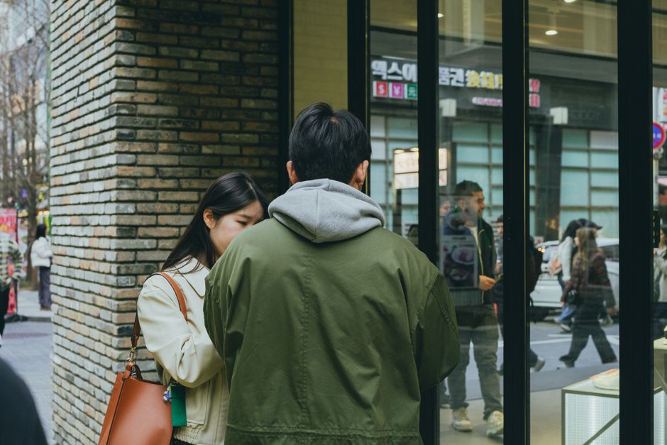 한국인 부부가 태블릿으로 정부24 온라인 신청서를 확인하며 웃고 있는 모습