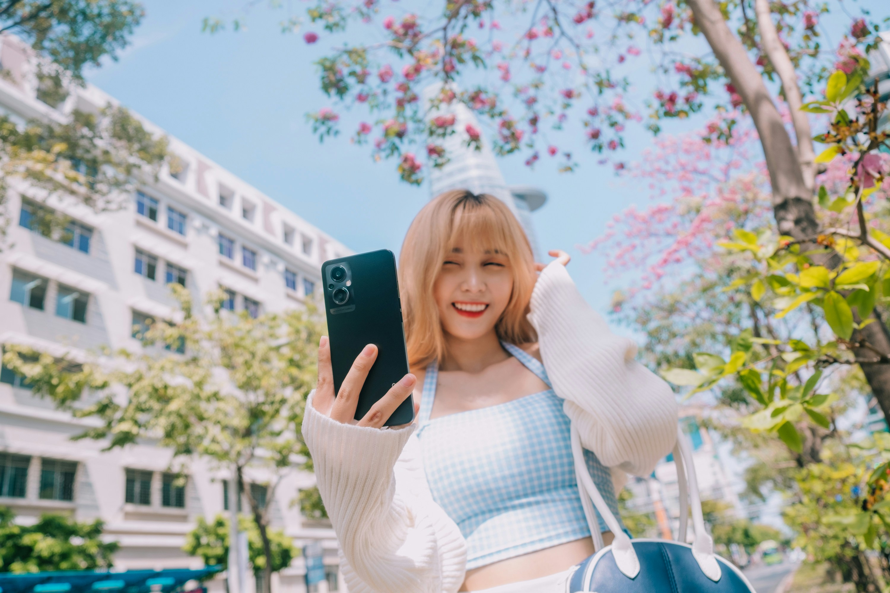 K-패스 앱 화면에 카드 등록 버튼이 보이는 스마트폰 이미지. K-패스 카드 등록 과정을 보여줍니다.